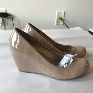 NWT CL by Laundry Wedge Heel Pumps